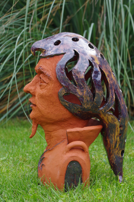 Keramikkopf mit Helm 2